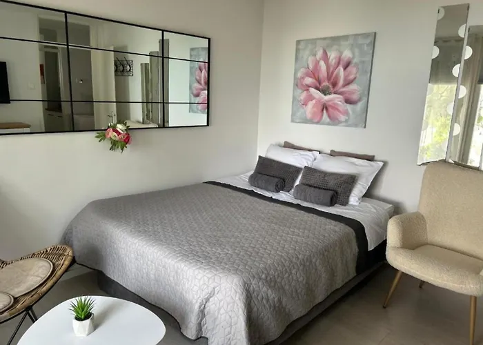 Дом отдыха House - 2m From